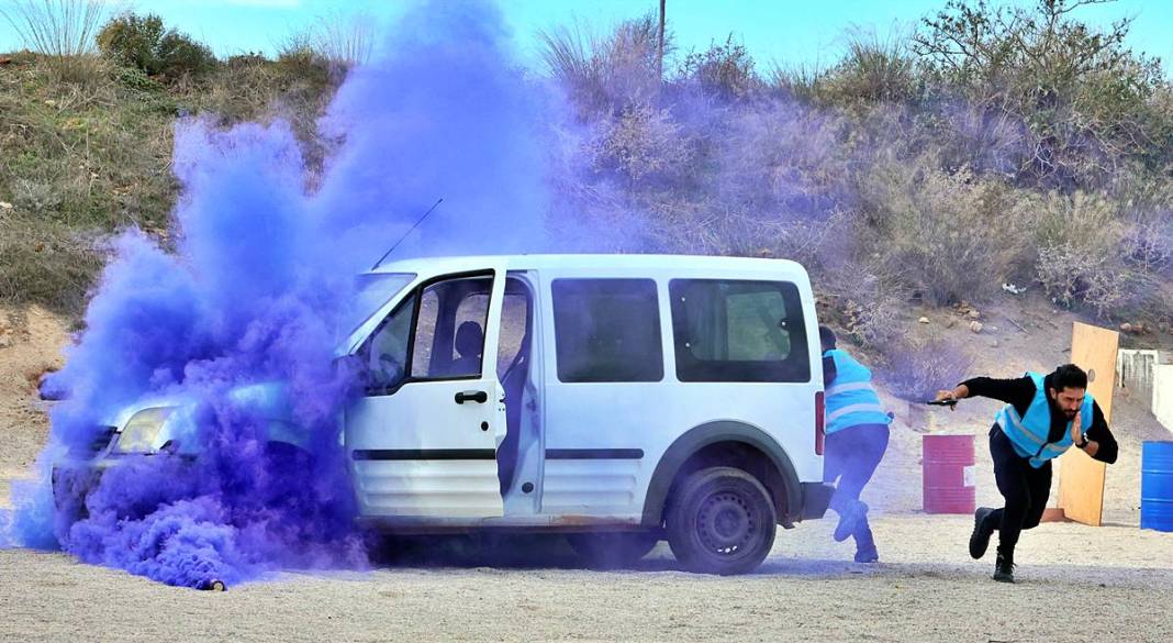 Yerli Lara Croft, karanlıkta hedefi 12'den vuruyor! Polis eğitmeni Nisa Aydın'ın müdahale teknikleri nefesleri kesiyor 40
